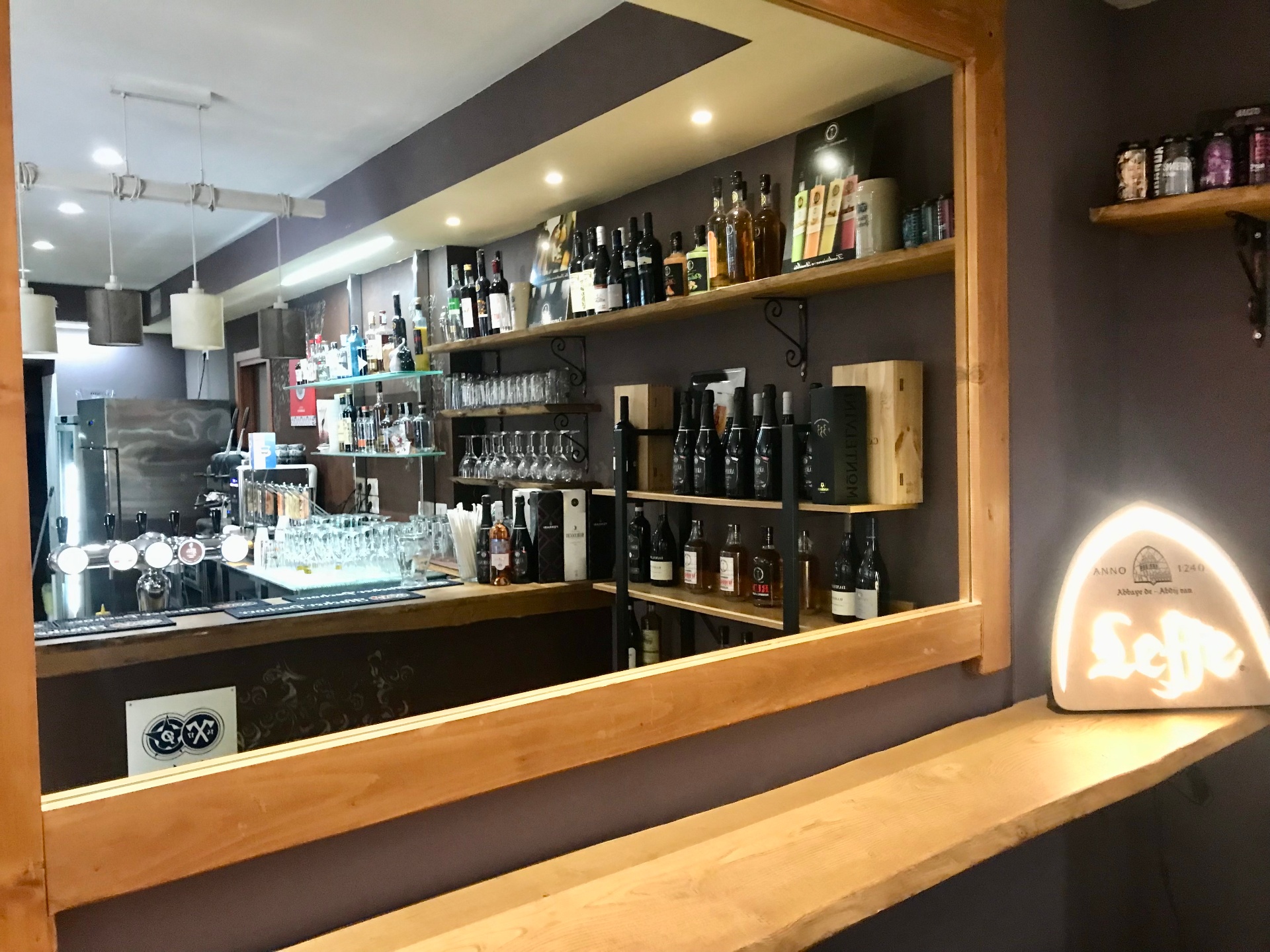 La parete dei vini Vista sulla parete dei vini e spillatori Leffe – La parete dei vini | La Terrazza Pignola
