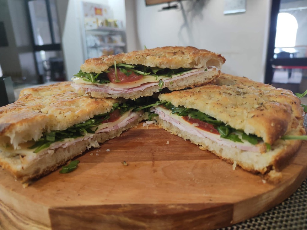 Panuozzo farcito Panuozzo farcito con cotto, rucola e pomodoro – Panuozzo farcito | La Terrazza Pignola
