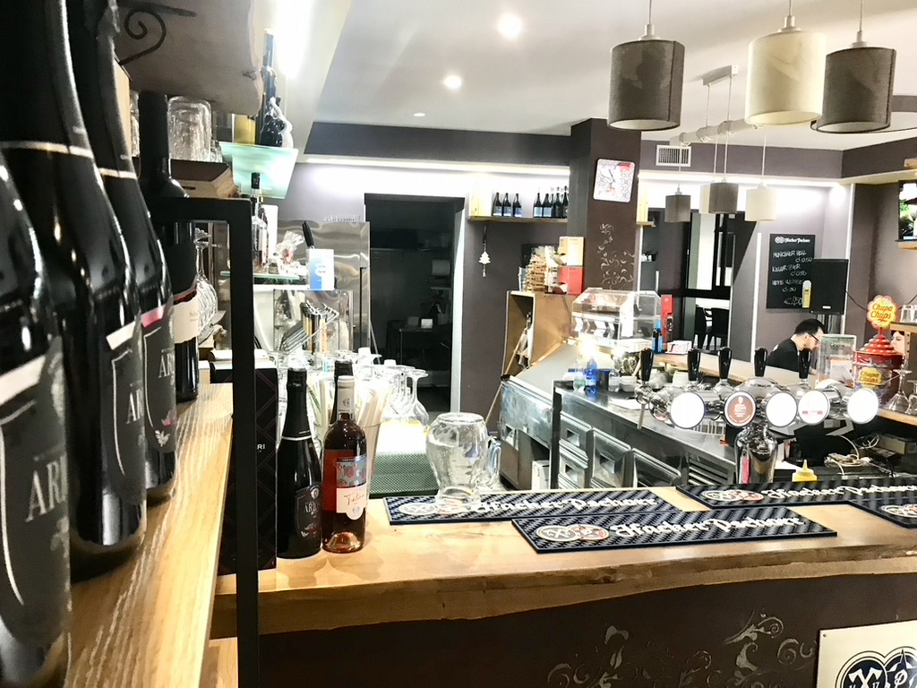 Il nostro bancone Bancone del wine bar con bottiglie di vino e spillatori – Il nostro bancone | La Terrazza Pignola